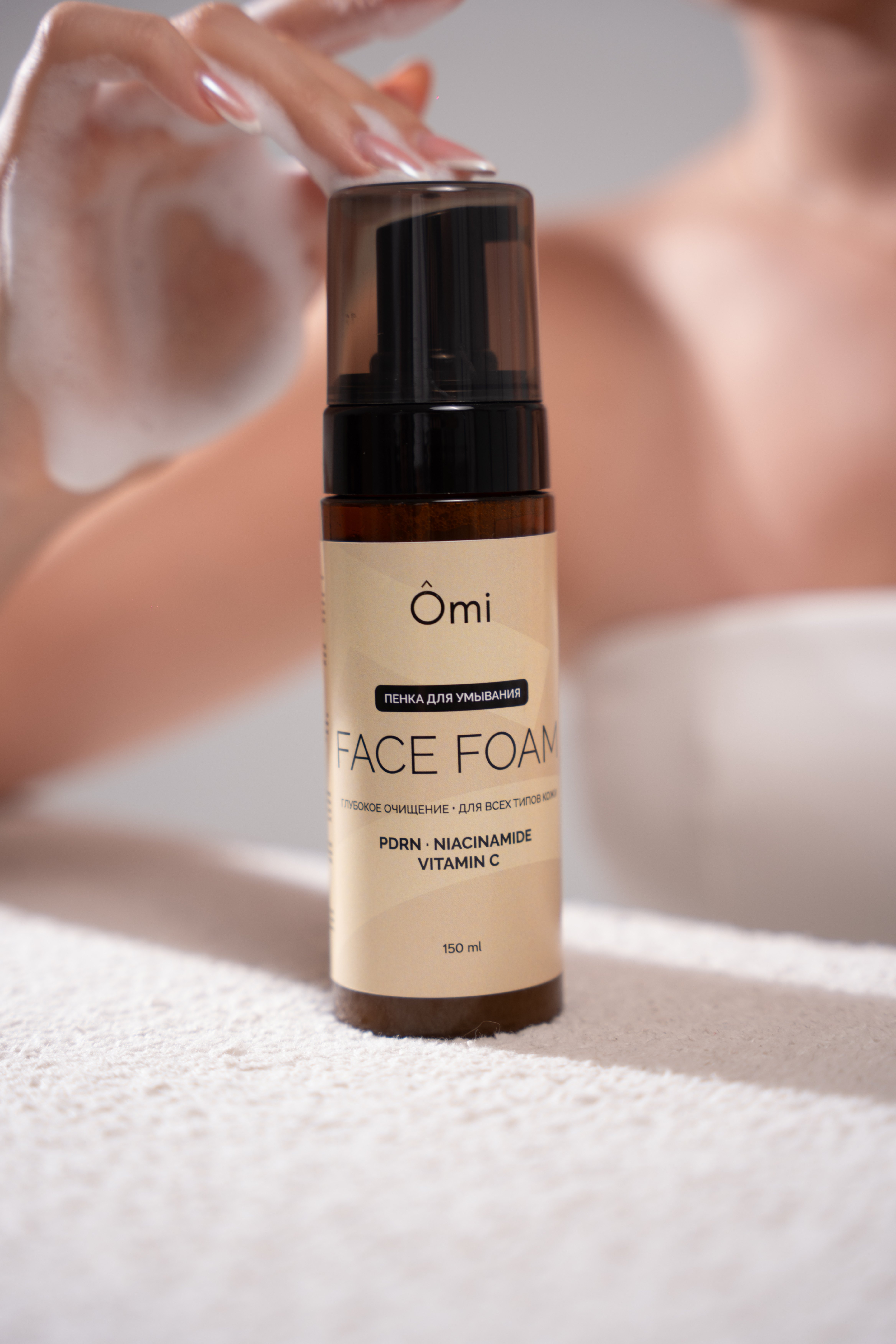 Пенка для умывания OMI Face Foam на полотенце